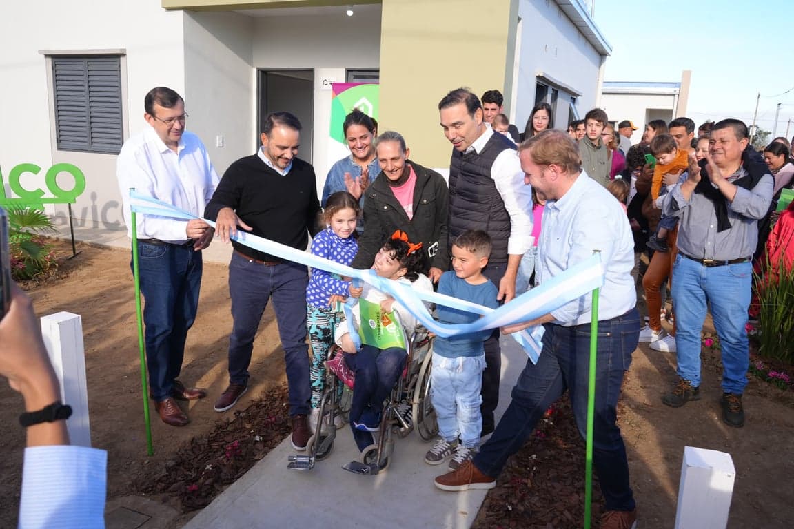 En Ituzaingó, Valdés inauguró la Terapia Intensiva del Hospital Billinghurst, entregó viviendas y anunció la construcción de 100 más