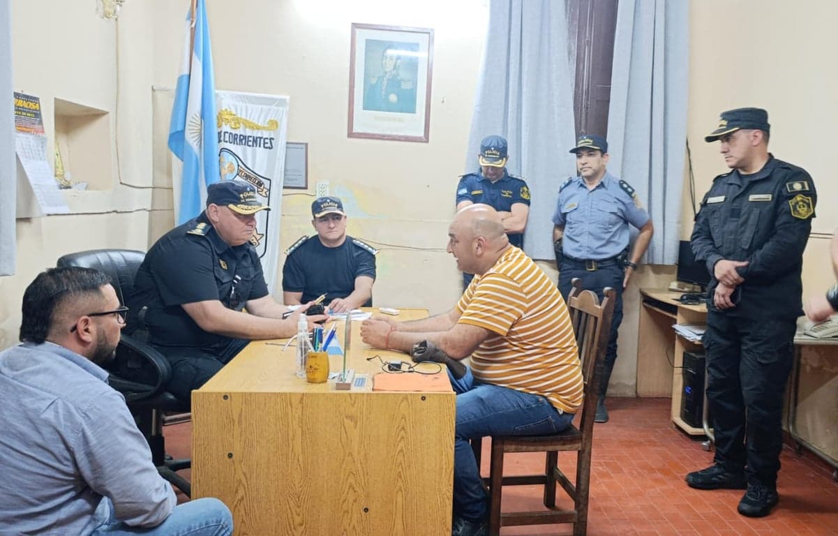 En San Luis del Palmar, la Policía sumó móviles y personal para brindar seguridad y ayuda en evacuación y rescate de personas