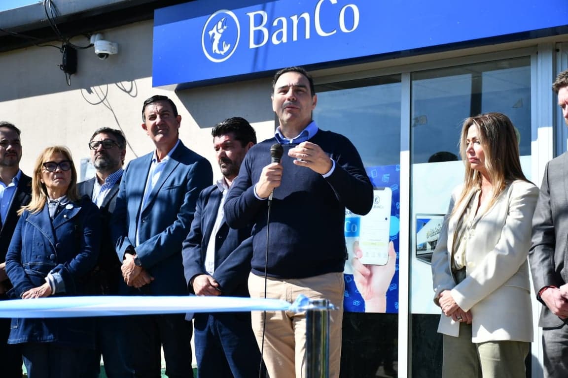Valdés inauguró viviendas en Tapebicuá y anunció la construcción de otras diez