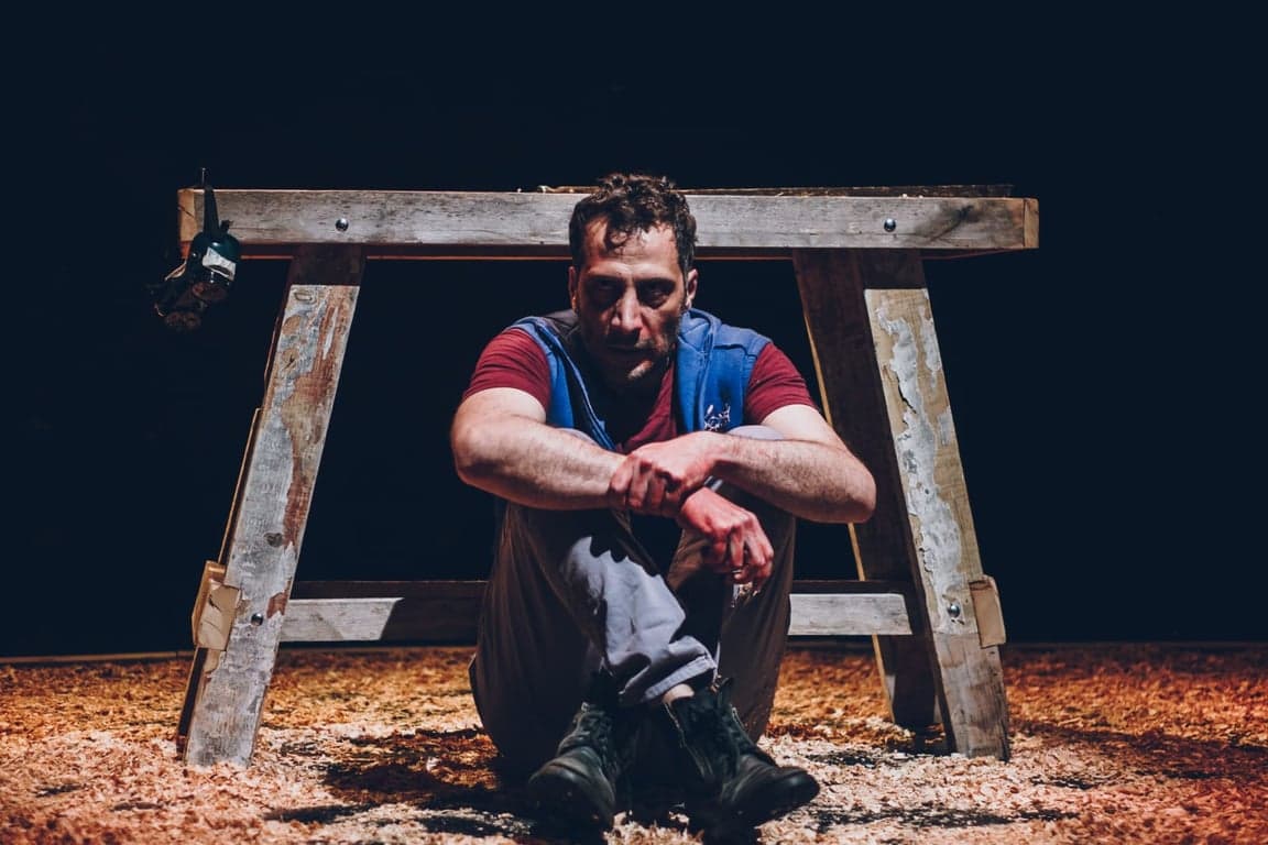 Luciano Cáceres llega a Corrientes con la multipremiada obra "Muerde"