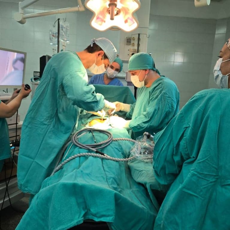 El hospital “El Salvador” realizó con éxito la primera cirugía laparoscópica