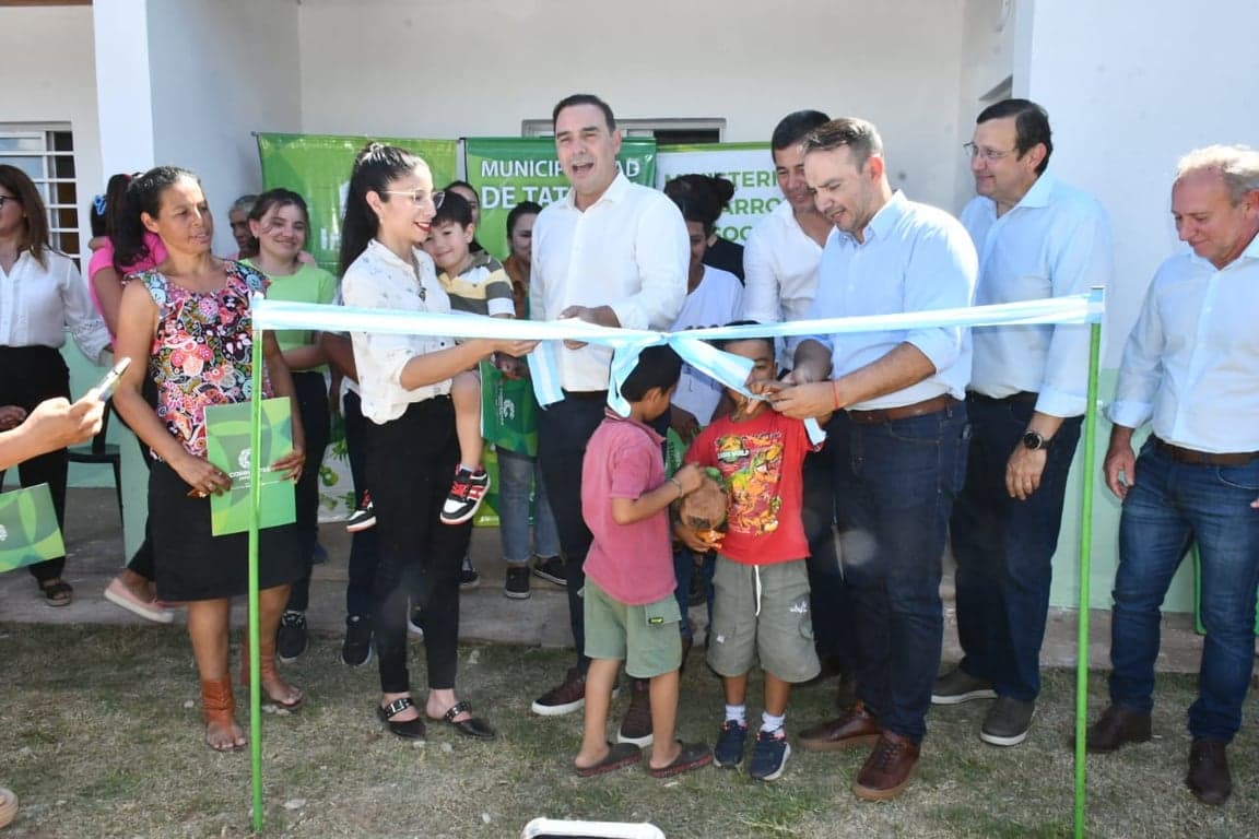 En Tatacuá, Valdés entregó 10 viviendas, anunció otras 20 más e inauguró un cajero automático